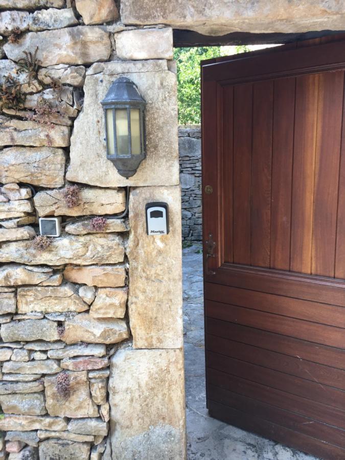 Maison en pierres au coeur du village médiéval de Villeneuve Extérieur photo