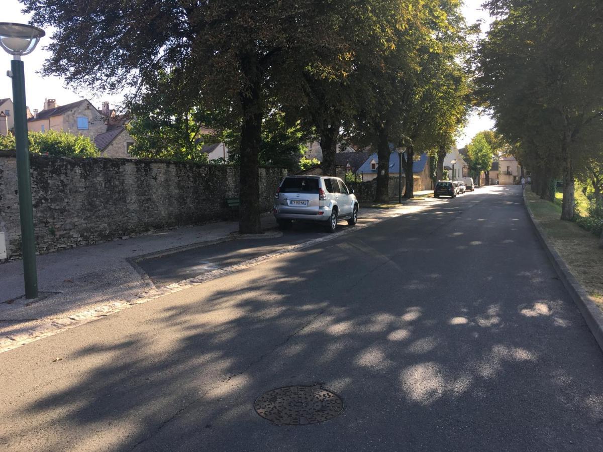 Maison en pierres au coeur du village médiéval de Villeneuve Extérieur photo