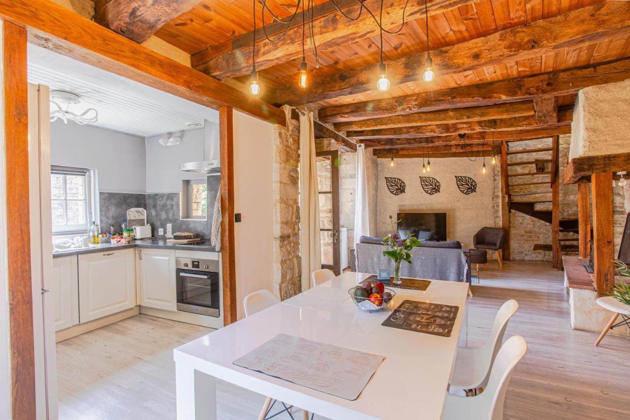 Maison en pierres au coeur du village médiéval de Villeneuve Extérieur photo