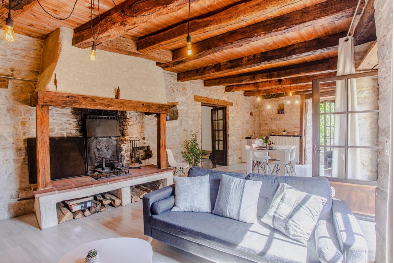 Maison en pierres au coeur du village médiéval de Villeneuve Extérieur photo