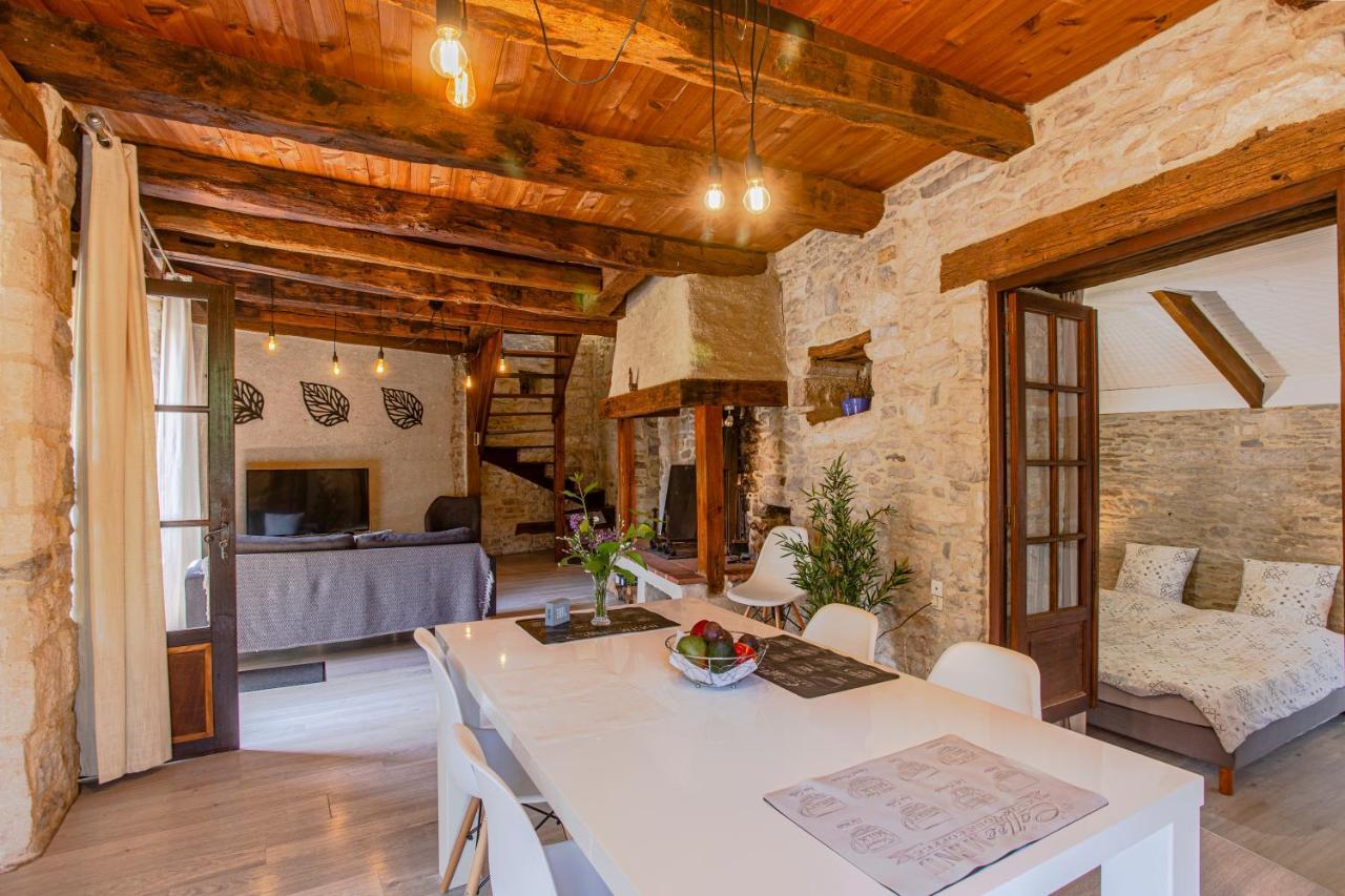 Maison en pierres au coeur du village médiéval de Villeneuve Extérieur photo
