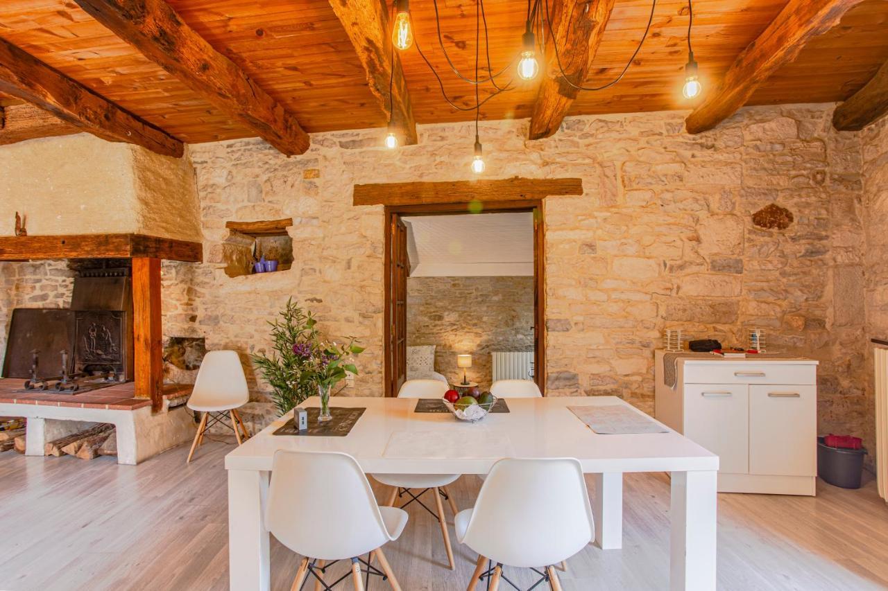 Maison en pierres au coeur du village médiéval de Villeneuve Extérieur photo