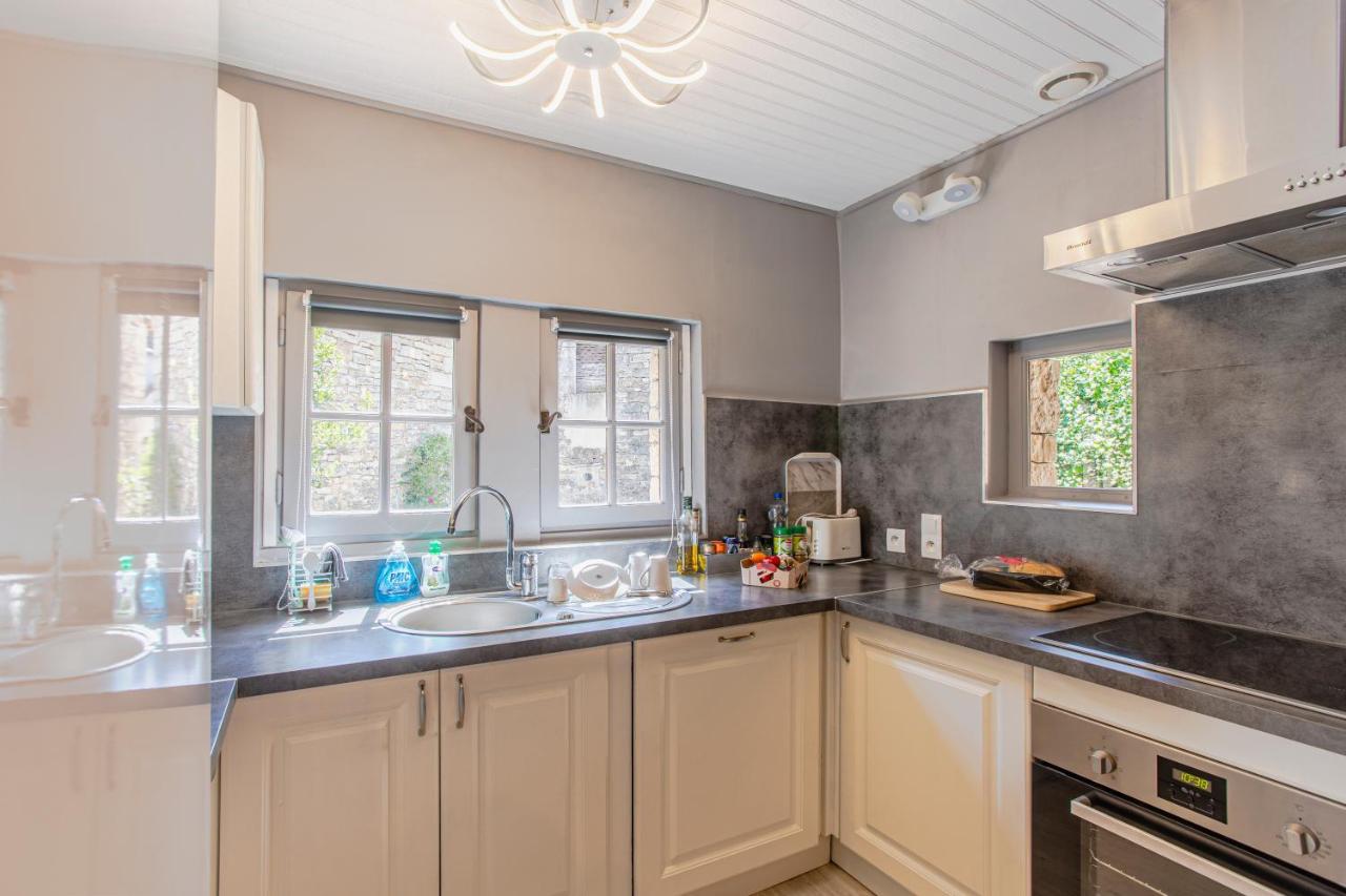 Maison en pierres au coeur du village médiéval de Villeneuve Extérieur photo