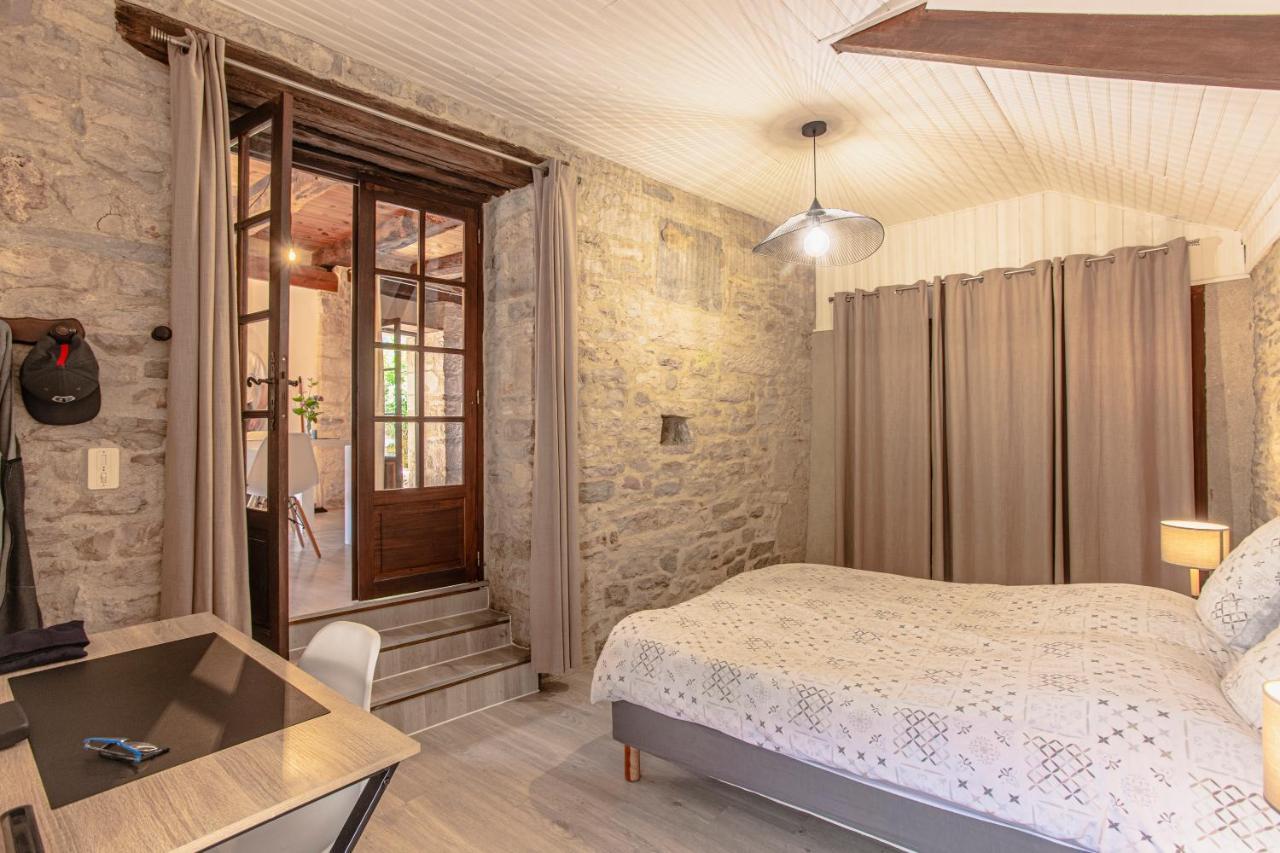Maison en pierres au coeur du village médiéval de Villeneuve Extérieur photo