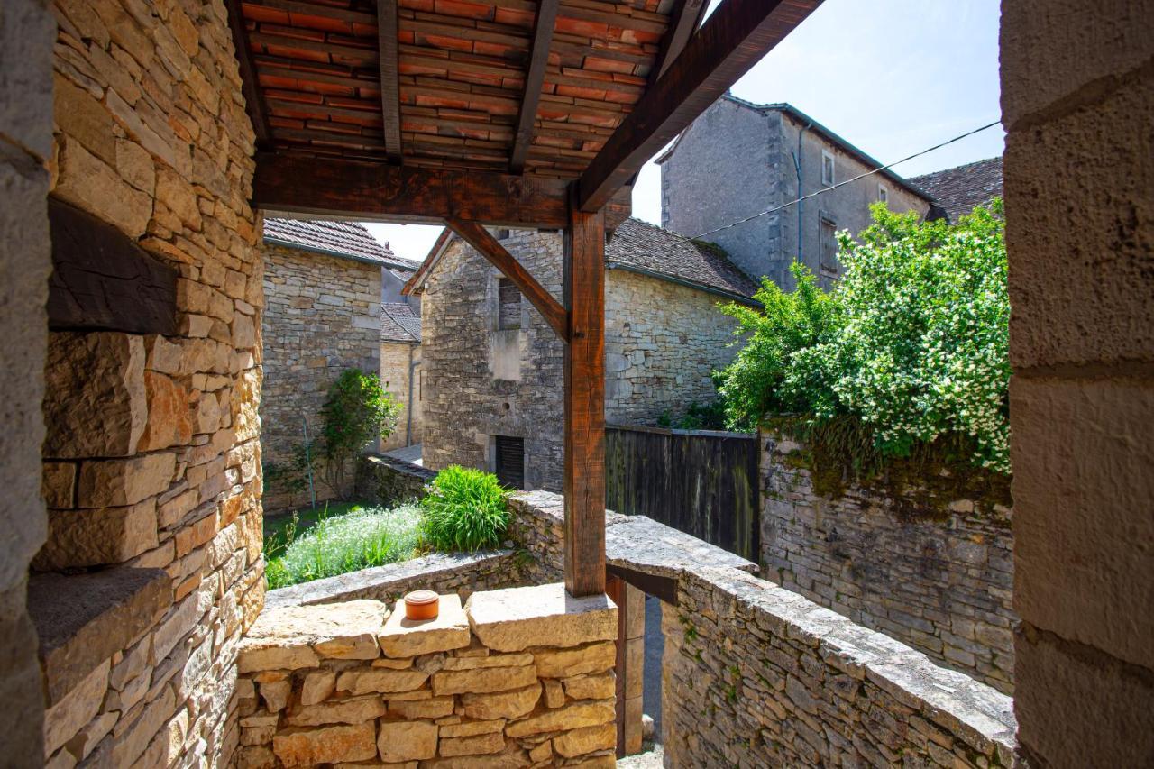 Maison en pierres au coeur du village médiéval de Villeneuve Extérieur photo