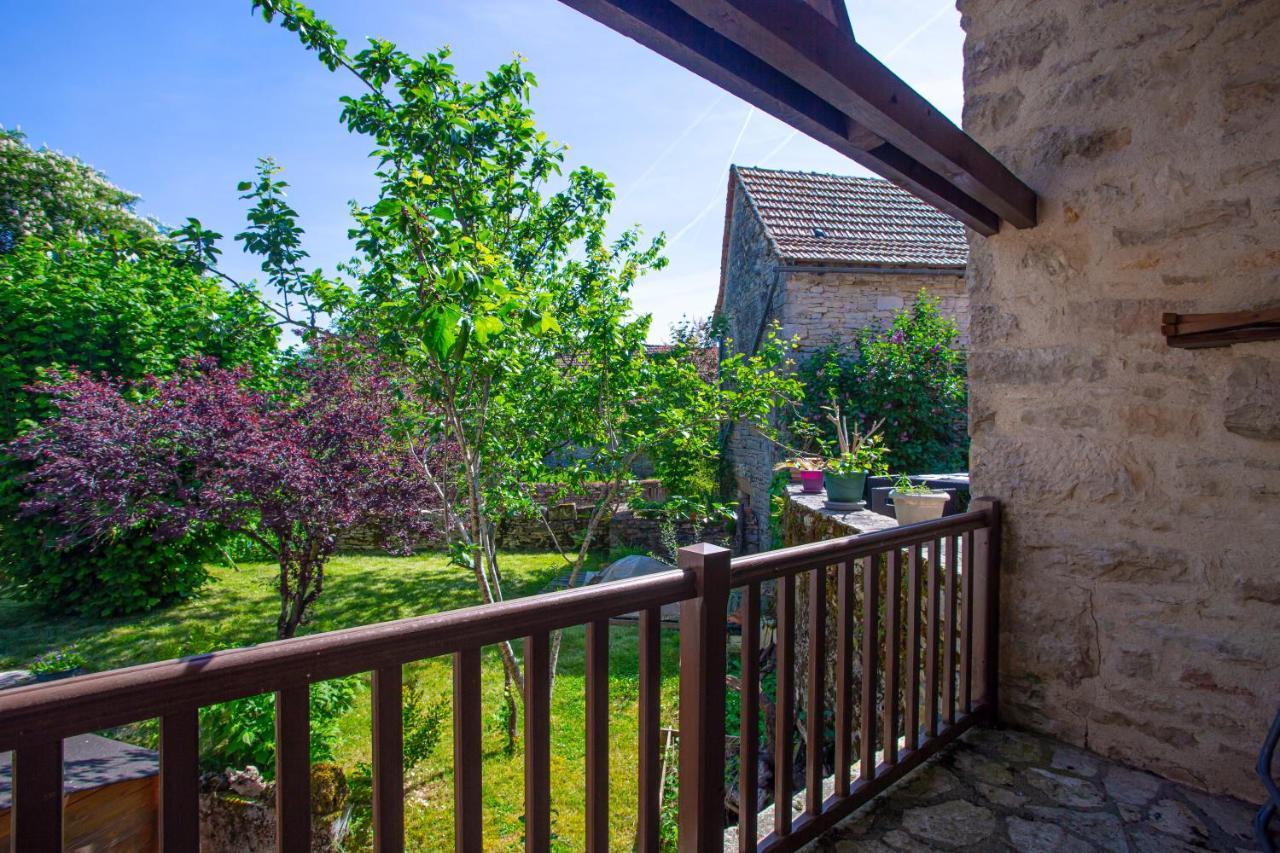 Maison en pierres au coeur du village médiéval de Villeneuve Extérieur photo