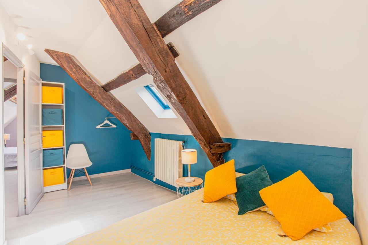 Maison en pierres au coeur du village médiéval de Villeneuve Extérieur photo