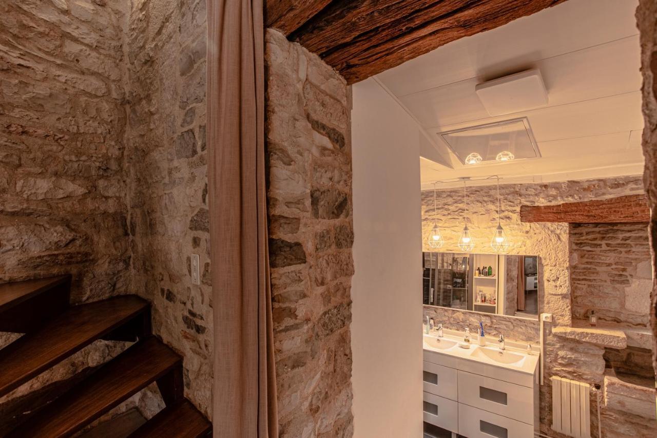 Maison en pierres au coeur du village médiéval de Villeneuve Extérieur photo