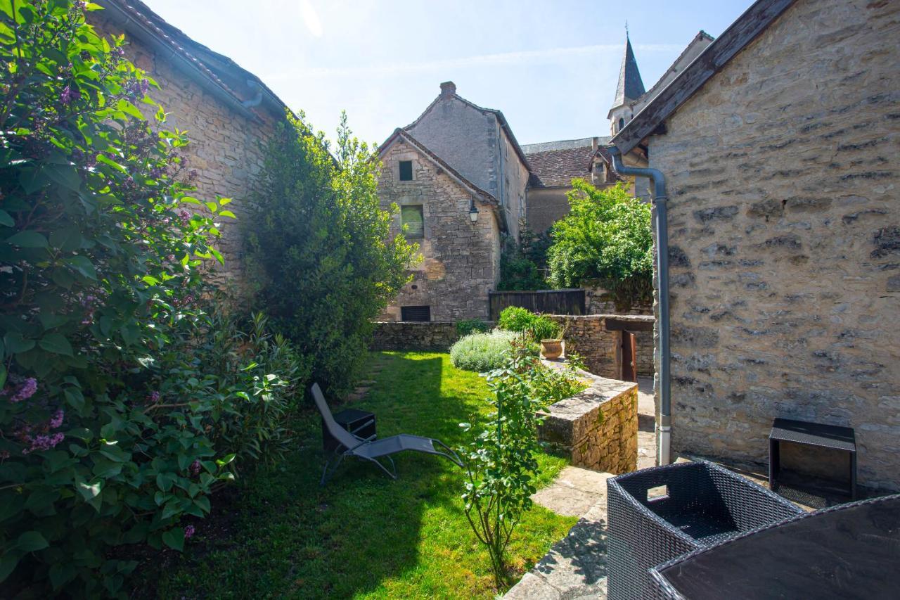 Maison en pierres au coeur du village médiéval de Villeneuve Extérieur photo