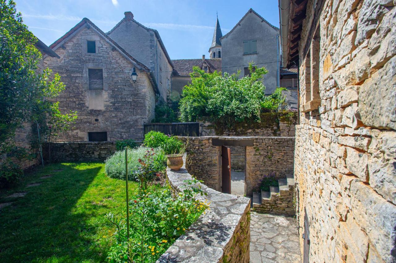 Maison en pierres au coeur du village médiéval de Villeneuve Extérieur photo