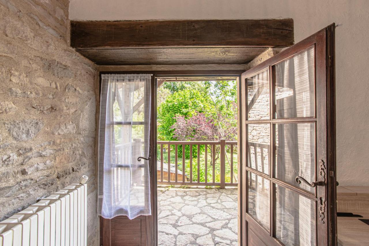 Maison en pierres au coeur du village médiéval de Villeneuve Extérieur photo