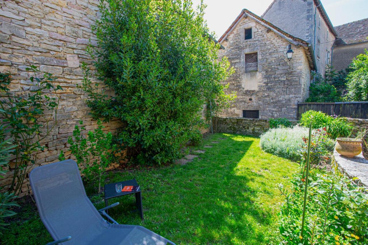 Maison en pierres au coeur du village médiéval de Villeneuve Extérieur photo