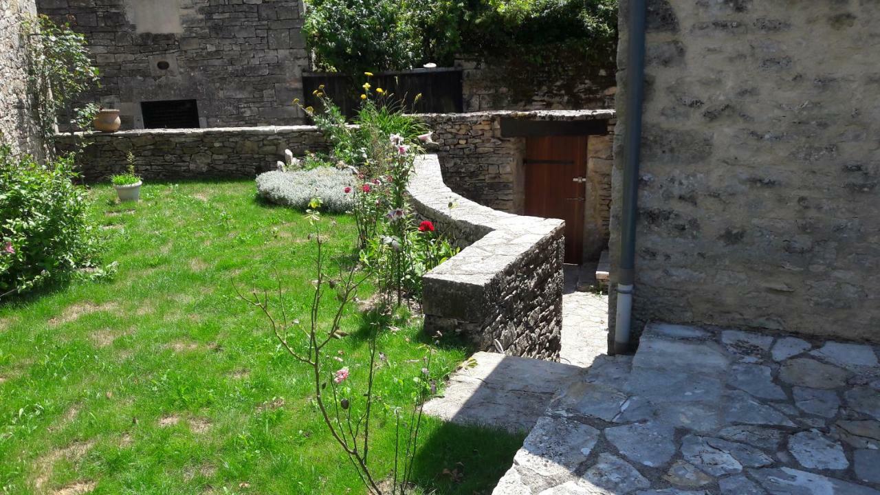 Maison en pierres au coeur du village médiéval de Villeneuve Extérieur photo