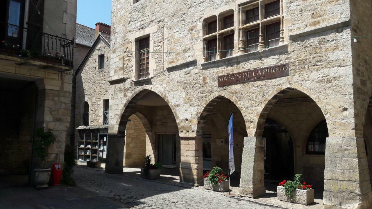 Maison en pierres au coeur du village médiéval de Villeneuve Extérieur photo