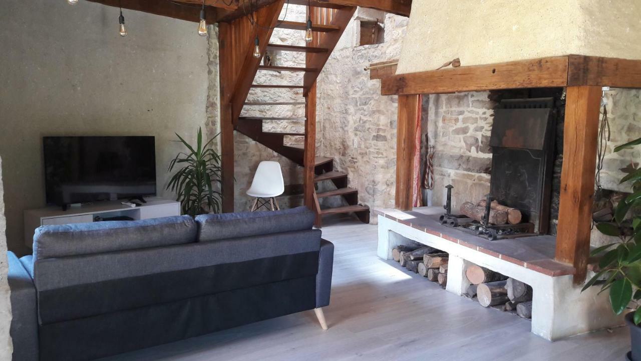 Maison en pierres au coeur du village médiéval de Villeneuve Extérieur photo